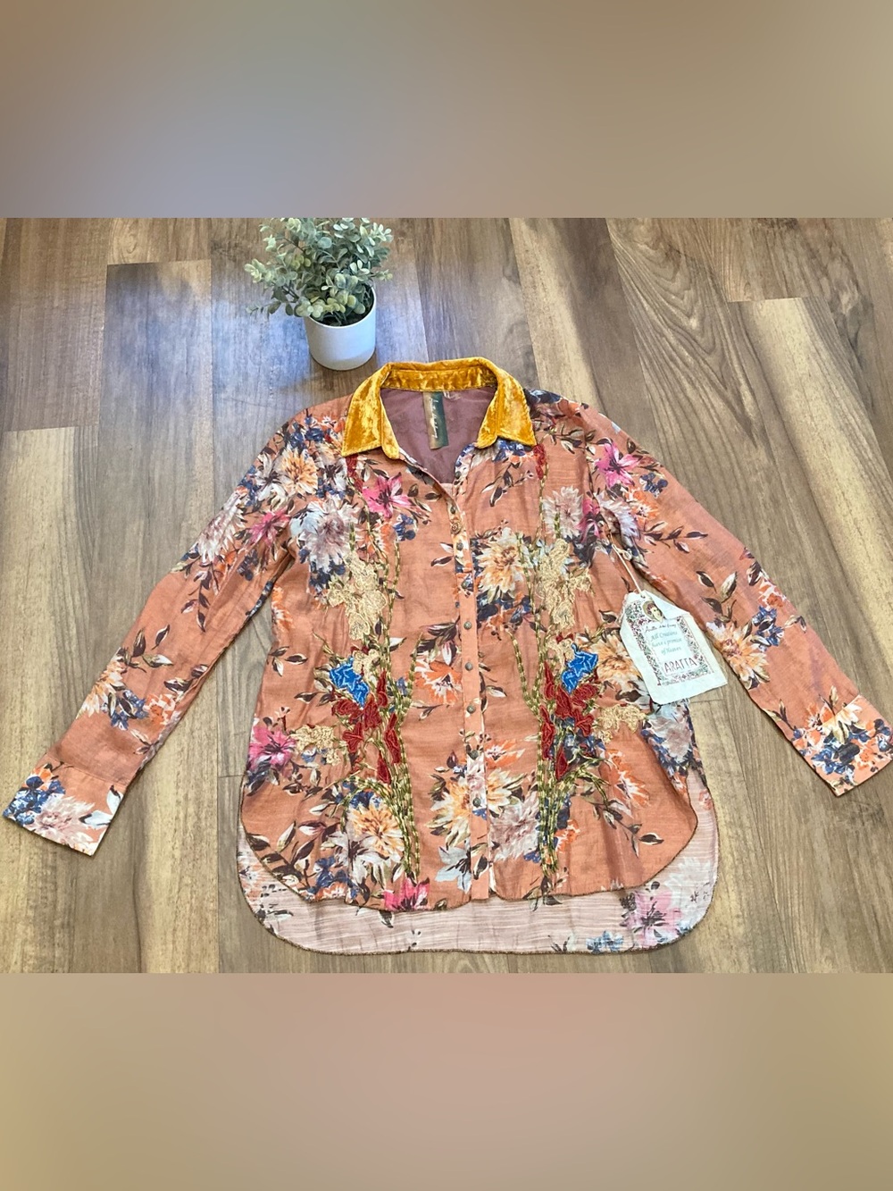 Gorgeous Embroidered Floral Button-DownTop Size S can fit M - Picture 6 of 10